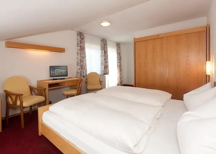 Hotel-gasthof Zur Linde * 노이키르헨바임하일링겐블룻